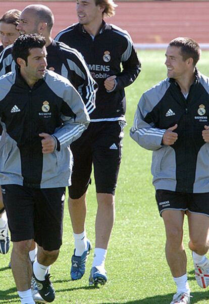 Figo (a la izquierda) habla con Owen durante el entrenamiento de ayer.