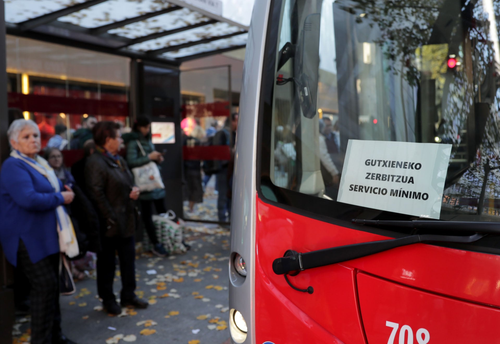 Un autobús de servicios mínimos en una calle de Bilbao, este jueves. 