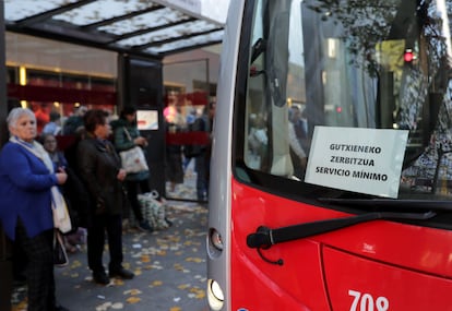 Un autobús de servicios mínimos en una calle de Bilbao, este jueves. 