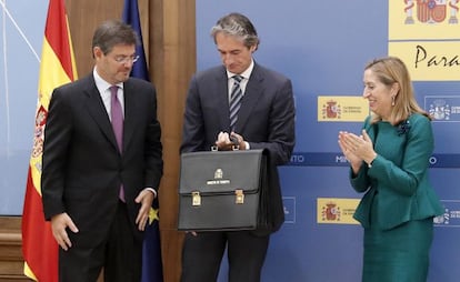 El ministro de Fomento, &Iacute;&ntilde;igo de la Serna, entre sus antecesores en el cargo, Rafael Catal&aacute; y Ana Pastor.