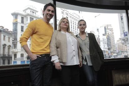 Paco León, fotografiado en Madrid junto a las protagonistas de su ópera prima, su madre, Carmina Barrios, y su hermana, María León.