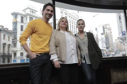 Paco Le&oacute;n, fotografiado en Madrid junto a las protagonistas de su &oacute;pera prima, su madre, Carmina Barrios, y su hermana, Mar&iacute;a Le&oacute;n.