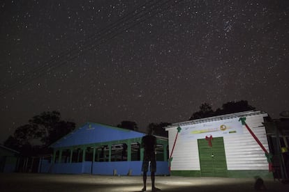 Imagem noturna em frente à fábrica solar de gelo no povoado de Vila Nova do Amanhã, no Amazonas.