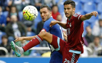 Lucas Pérez (i) disputa un balón con Diego Reyes.