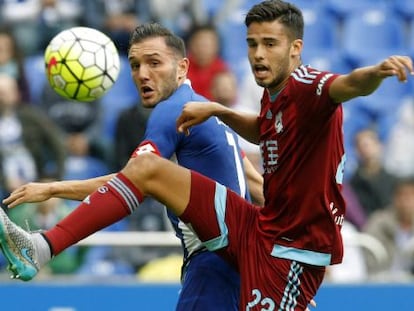 Lucas P&eacute;rez (i) disputa un bal&oacute;n con Diego Reyes.