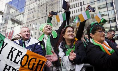 Varias personas asisten al desfile de San Patricio en Nueva York (Estados Unidos).