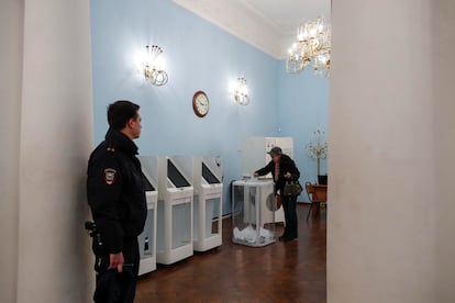 Una mujer vota en un colegio electoral de Moscú, este viernes. 