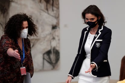 La ministra de Industria, Comercio y Turismo, Reyes Maroto (d), a su llegada a la presentación de la Guía de la Política Exterior Feminista celebrada este miércoles en el Complejo de la Moncloa.