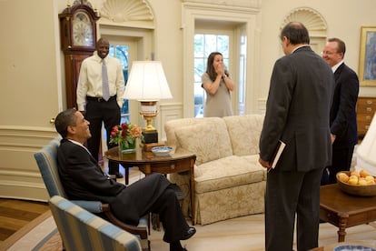 El presidente Barack Obama comparte un momento de calma con (de izquierda a derecha) su ayudente personal, Reggie Love, su secretaria, Katie Johnson, con el consejero David Axelrod y el secretario de prensa, Robert Gibbs (Fotografía: Casa  Blanca).