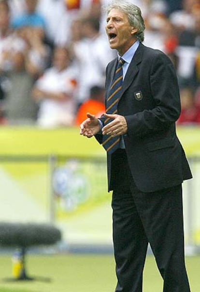 José Pékerman da instrucciones a sus jugadores contra Alemania.