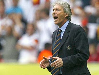 José Pékerman da instrucciones a sus jugadores contra Alemania.