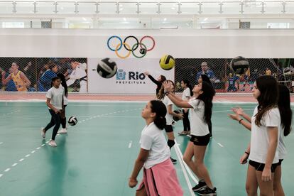 Clase de  voleibol en el gimnasio polideportivo.