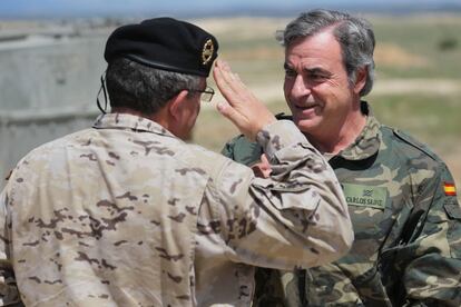 El general José Conde le coloca la 'galleta' de soldado de Infantería a Carlos Sainz.