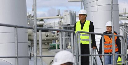 El ministro alemán de Economía, Robert Habeck, visita una terminal de GNL en Lubmin.