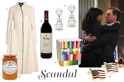 Olivia Pope y Fitzgerald Grant. Para ella: 1. Bottega Venetta Abrigo blanco. 2. Protos Vino. 3. Tiffany's Pendientes. 5. Bol de palomitas. Para él: 4. Mermelada (Disponible en: isolee.com). 6. Gemelos de la bandera americana.