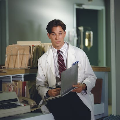 Noah Wyle, retratado como el doctor John Carter en la primera temporada de la serie 'Urgencias'.