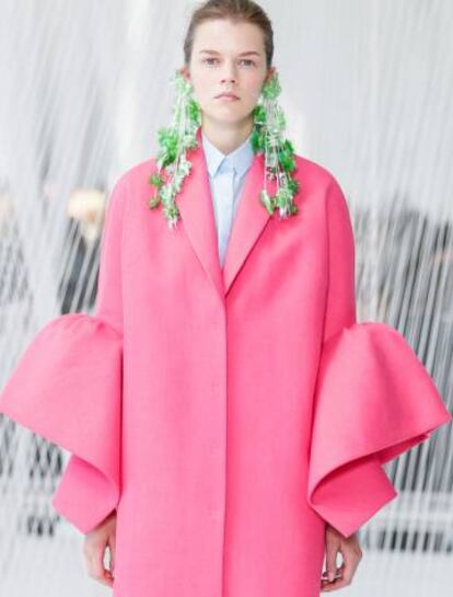 Abrigo con manga flor en lino fucsia, camisa sin mangas en popelín azul y sandalia bordada con punta en plata y rosa.