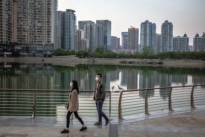 La localidad china de Wuhan, origen del coronavirus, se ha abierto este miércoles a la entrada y salida de ciudadanos tras meses de confinamiento. Allí, 2.500 personas han fallecido, según cifras oficiales, debido a la enfermedad. 