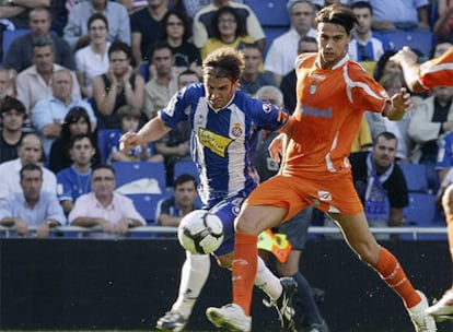 Iván Alonso (Espanyol) lucha por un balón con David Prieto (Xerez)