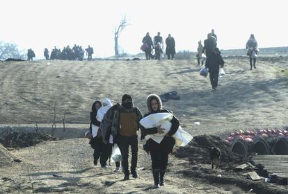 Refugiados de Siria, Irak y Afganistán viajan a pié desde Macedonia al campamento de aceptación temporal de refugiados en la ciudad de Miratovac, en la frontera entre Serbia y Macedonia, cerca de Presevo en Serbia.