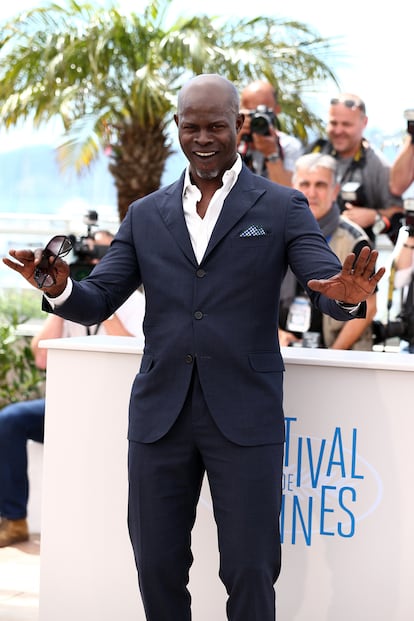 Con un traje azul marino que le sentaba como un guante, el actor Djimon Hounsou no faltó a la presentación en Cannes junto a sus compañeros de reparto.