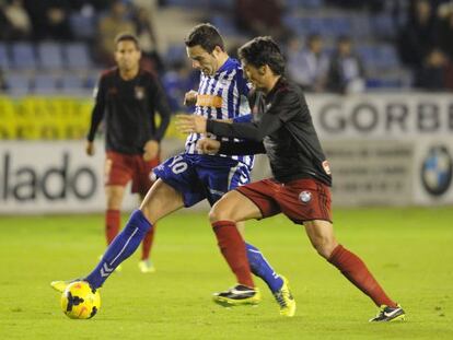 Viguera disputa el balón con un jugador del Recreativo.