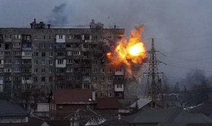 Momento de la explosión en un bloque de viviendas en Mariupol, este viernes.