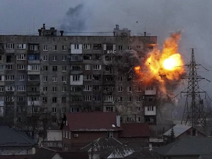 Momento de la explosión en un bloque de viviendas en Mariupol, este viernes.