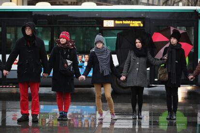 Varios jóvenes se dan la mano y forman un círculo alrededor de la Place de la Republique (plaza de la República) de París al mediodía en solidaridad con las víctimas del ataque terrorista de este miércoles.