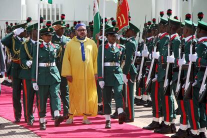 El rey Mohamed VI, durante su llegada el 2 de diciembre en Abuja (Nigeria) al palacio presidencial del jefe de Estado nigeriano.