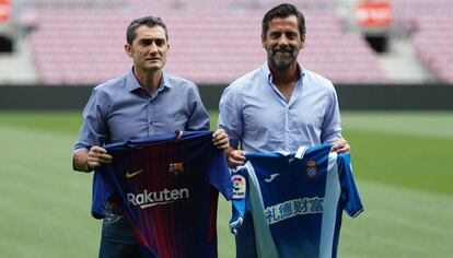 Valverde y Sánchez Flores posan en el Camp Nou.