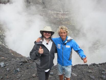 Santiago Segura afronta la escalada de un volcán en Indonesia