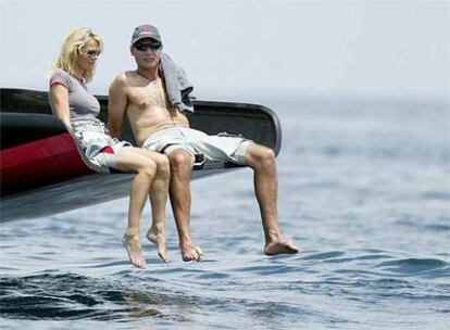 Ernesto Bertarelli, cabeza del Alinghi suizo, descansa junto a su mujer durante la jornada de hoy