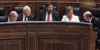Rubalcaba conversa con Chacón, Caamaño, Moratinos y Chaves (de derecha a izquierda), en el pleno del Congreso.