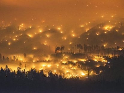 Vista do incêndio perto de Yosemite, ontem.