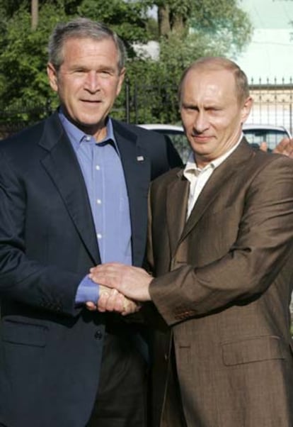 El presidente de EE UU, George W. Bush (izquierd), junto a su homólogo ruso Vladimir Putin, antes de la cena que mantuvieron ayer en Strelna, cerca de San Petersburgo.