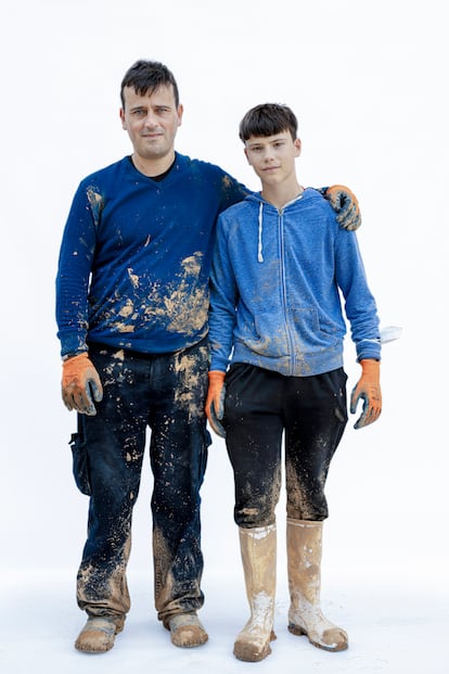 Marcos Colman, 14 años (Guadarrama, Madrid), estudiante de tercero de ESO: “Mi experiencia fue bastante triste, vi a mucha gente ayudando a limpiar quitando el agua, quitando montones de pertenencias suyas que ya no sirven".  Óscar Colman, 45 años (Guadarrama, Madrid), comercial: “Ha sido una experiencia traumática. Aunque sí que es cierto que hemos visto cosas buenas y cosas malas”.
Ambos fueron voluntarios en Paiporta un día