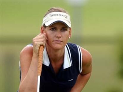 Mianne Bagger observa la bola en el Open de Australia.