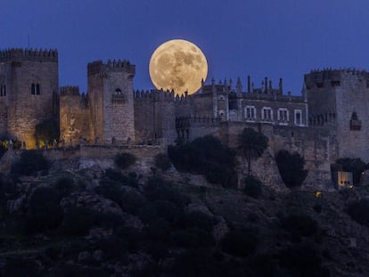 Luna grande y roja sobre el castillo de Almodóvar del Río, Córdoba.