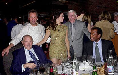 El dueño del restaurante Spago, junto a su mujer y algunos invitados.