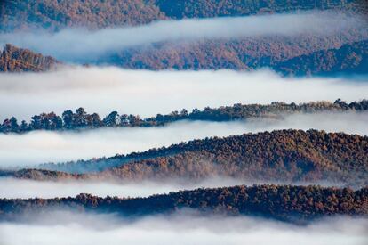 La niebla cubre las montañas del paisaje natural de Kekestero en Hungría.