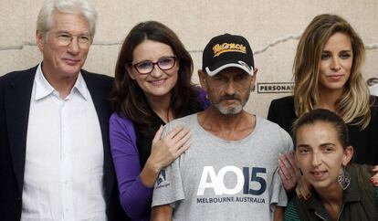 Richard Gere y su pareja Alejandra Silva, junto a la vicepresidenta del Consell valenciano, Mónica Oltra y personas acogidas por la fundación del actor.