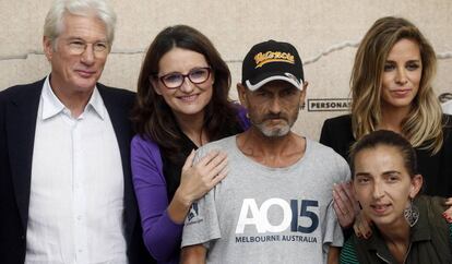 Richard Gere y su pareja Alejandra Silva, junto a la vicepresidenta del Consell valenciano, M&oacute;nica Oltra y personas acogidas por la fundaci&oacute;n del actor.