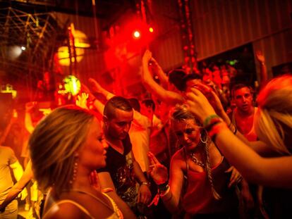 Gente bailando en Privilege, la discoteca -la mayor del mundo- se encuentra en Ibiza.