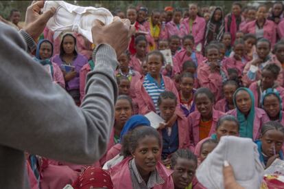 Una de las labores de la ONG Trampled Rose es educar en materia de salud a las niñas. Este año, uno de los nuevos programas es repartir dos compresas sanitarias reutilizables a unas 10.000 niñas para que las utilicen durante su periodo de menstruación. Las niñas de estos colegios rurales no saben lo que es una compresa. Habitualmente utilizan hojas de árbol que se colocan entre las piernas para recoger el flujo menstrual provocándoles frecuentes infecciones.