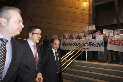 Manifestación de trabajadores de ETB en presencia de Patxi López el pasado día 10. A la derecha del <i>lehendakari,</i> Alberto Surio, director general de EITB. A su izquierda, Patxi Arratibel, director de Estrategia y Relaciones Externas.