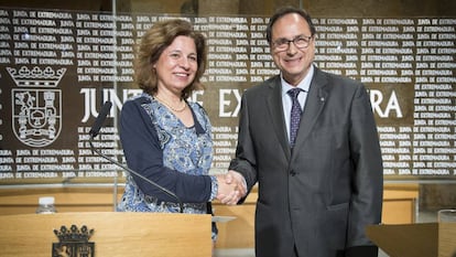 La consejera de Hacienda de Extremadura, Pilar Blanco-Morales, y su hom&oacute;logo valenciano,Vicent Soler. 