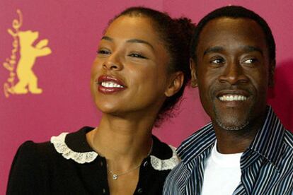 Sophie Okonedo y Don Cheadle, ayer durante la presentación de <i>Hotel Ruanda</i> en Berlín.