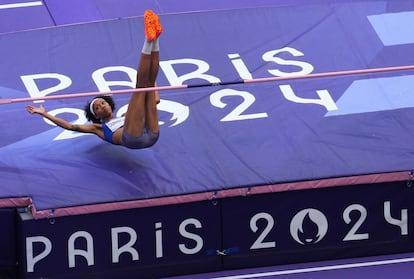 La atleta estadounidense Vashti Cunningham cae tras realizar un salto de altura en el Estadio de Francia, en Saint-Denis, este viernes. 