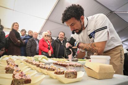 El chef Rubén Antón prepara un plato con la zanahoria 'morá'.